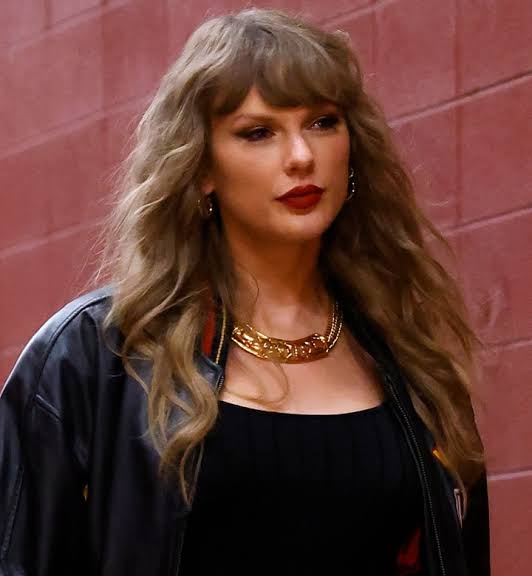 OMG! Taylor Swift’s stunning pre-game outfit for the Chiefs vs. Bills game leaves Travis Kelce absolutely speechless!”